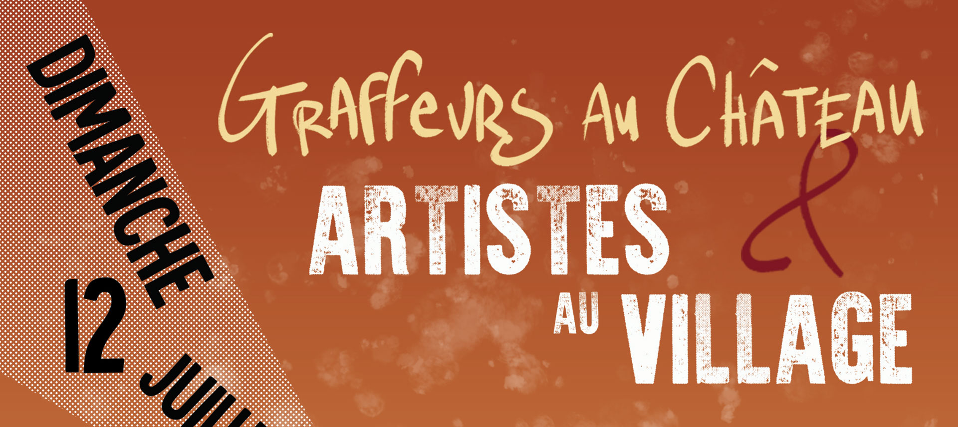 Exposition d'art dans les jardins d'un village en pierre